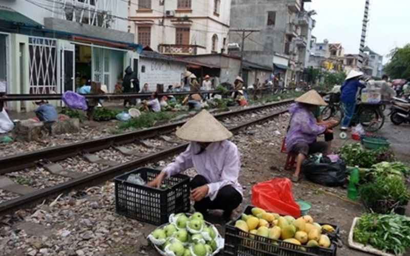 Dân liều chặn đường tàu hỏa, luật xử sao?